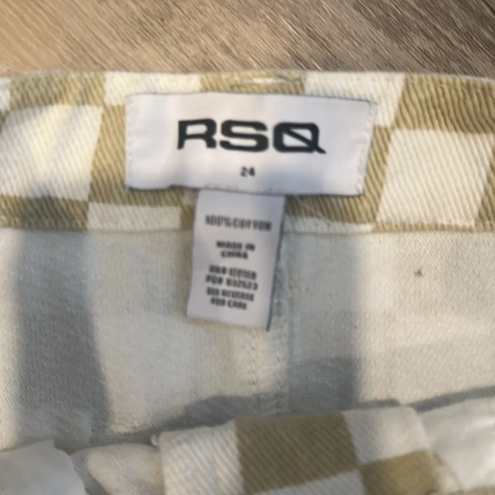 Tilly’s RSQ Tan and White Micro Mini checkered skirt Sz 24